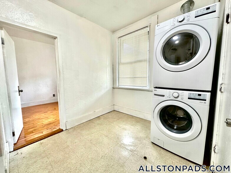 Building Photo - 4 Adella Pl
