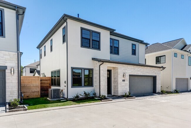 Building Photo - 12016 Royal Oaks Banner Wy