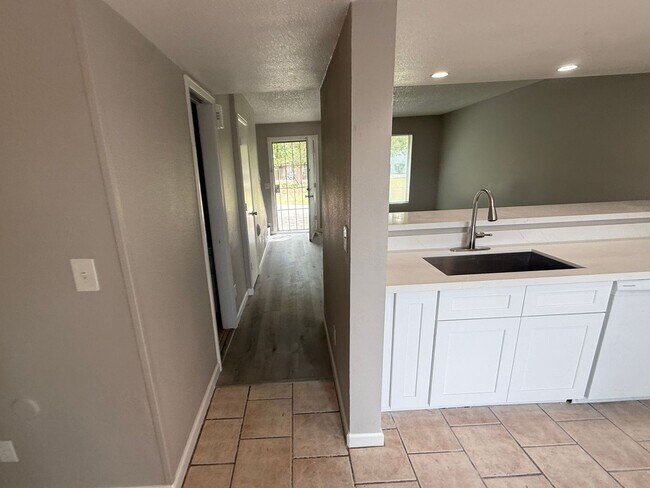 Building Photo - 3 Bedroom 2.5 Townhouse with Brand New Kit...