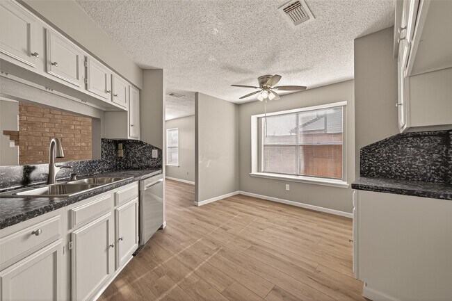 Building Photo - 4251 Southchase Ln