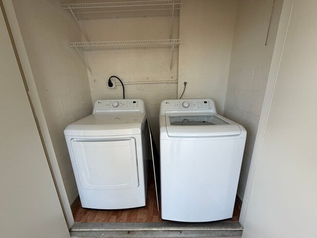 Building Photo - ANNUAL RENTAL - 2ND FLOOR 1 BED PLUS DEN/1 BATH CONDO IN GRANADA LAKES!