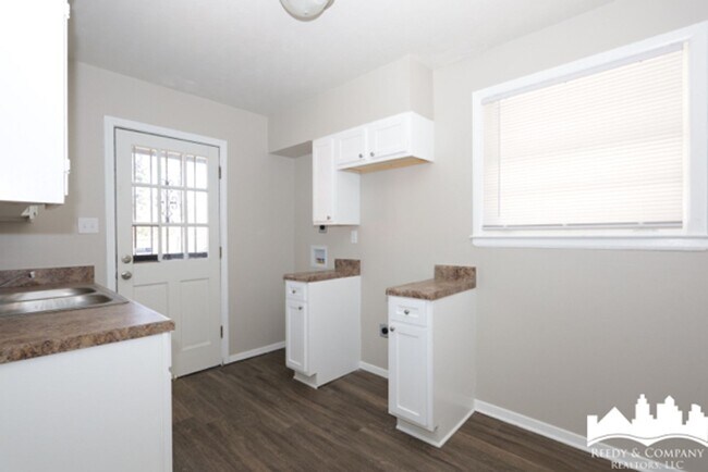 Building Photo - 1832 S Sutton Dr