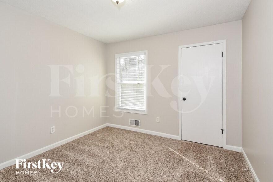 Building Photo - 2750 Bankstone Dr SW