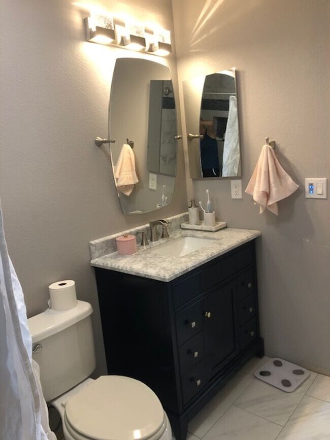 Building Photo - 3 Bedroom, 2.5 Bath home in Windshire Neig...