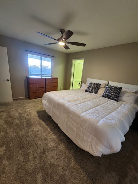 Main bedroom has split-king adjustable with ZeroG option.Large walk-in closet and own bathroom.. - 5050 N 81st St
