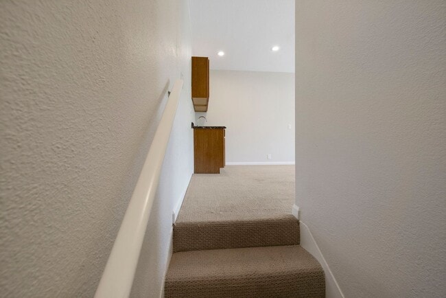 Building Photo - Spacious Menlo Park Retreat with 6 Bedroom...