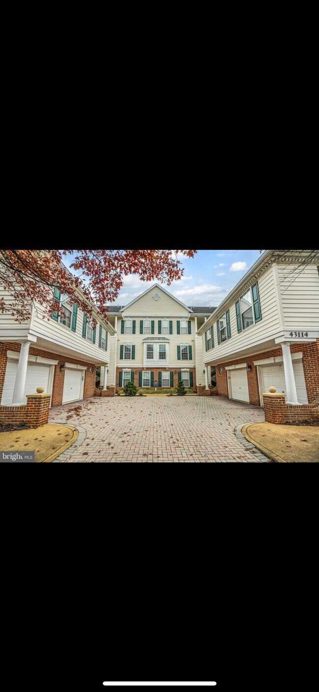 Building Photo - 43114 Watercrest Square