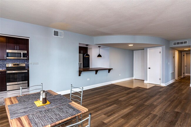 Building Photo - 9180 W Bay Harbor Dr