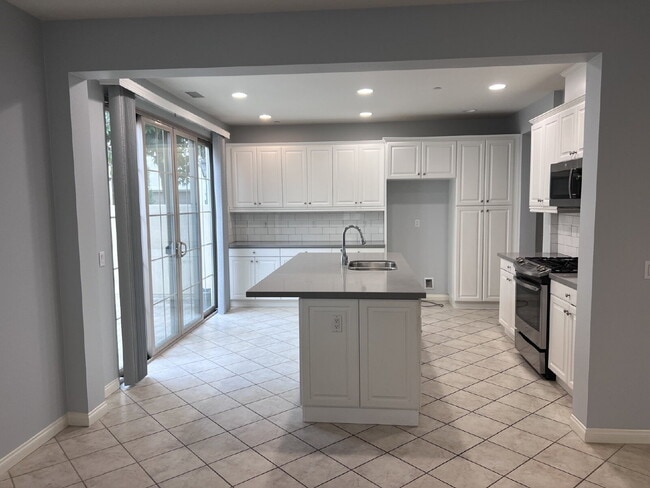 Building Photo - "Spacious 3-Bed Townhouse Retreat with 2.5 Baths in Beautiful Oceanside – 1,797 Sq Ft of Modern L...