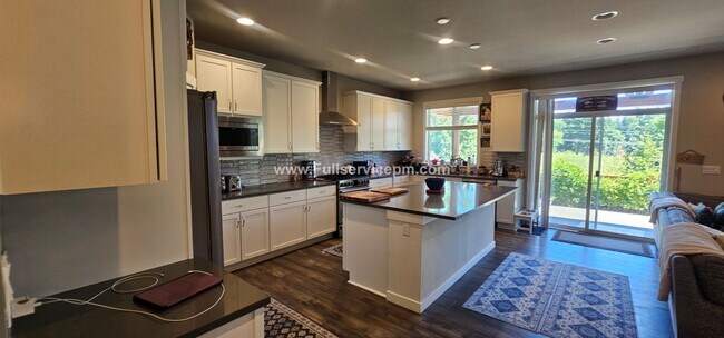 Building Photo - Newer Incredible home with all the amenities!