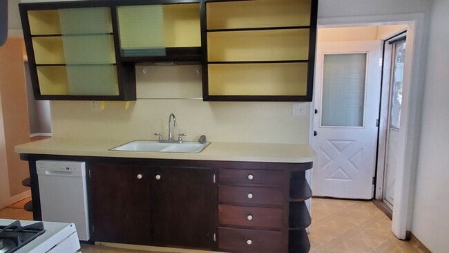 Building Photo - Spacious 2 Bd Main Level Duplex
