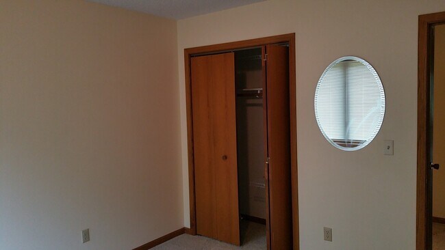 Building Photo - Spacious Four Bedroom House in NE Iowa City Neighborhood