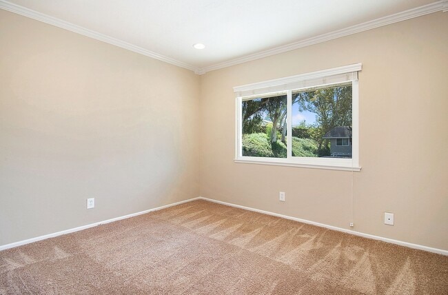 Building Photo - Live by the Lakeside -  Upgraded Spacious TOWNHOME in Lakeside Park