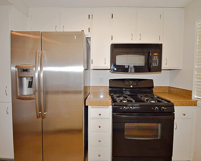 Building Photo - "Discover Your Oasis: Spacious 3-Bed Condo with Granite Touches in Palm Springs!"