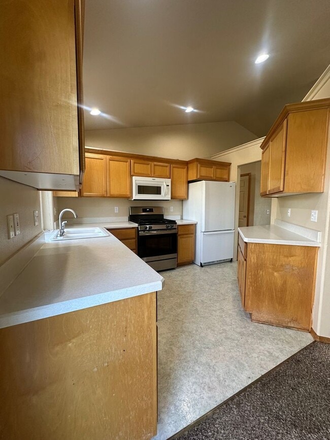 Building Photo - Ranch Style Home in NE Bend!  Fenced in backyard!