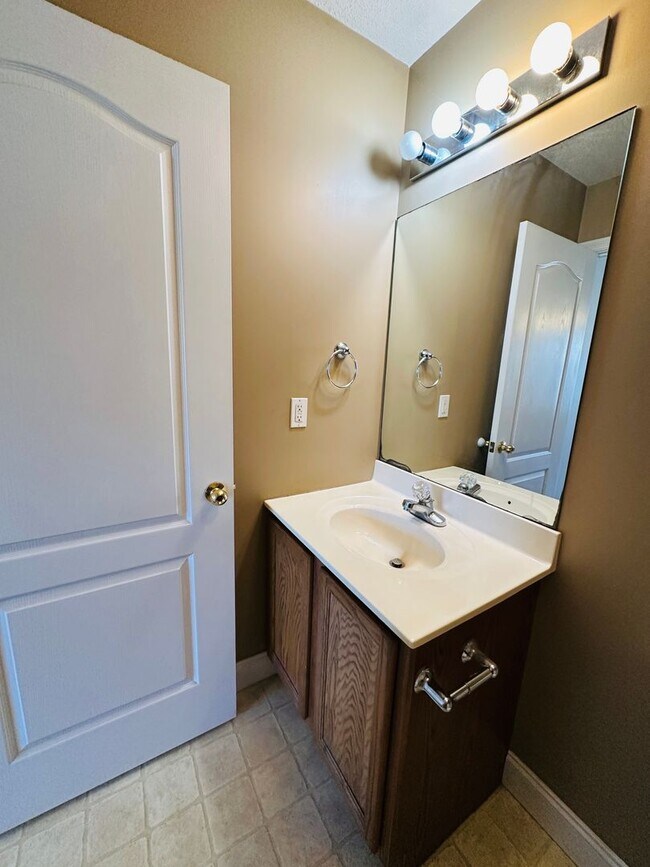 Building Photo - 2BR/2BA condo – Vaulted Ceilings, Granite Kitchen & Prime North Knoxville Location