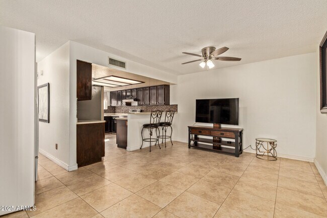 Building Photo - 501 E Topeka Dr