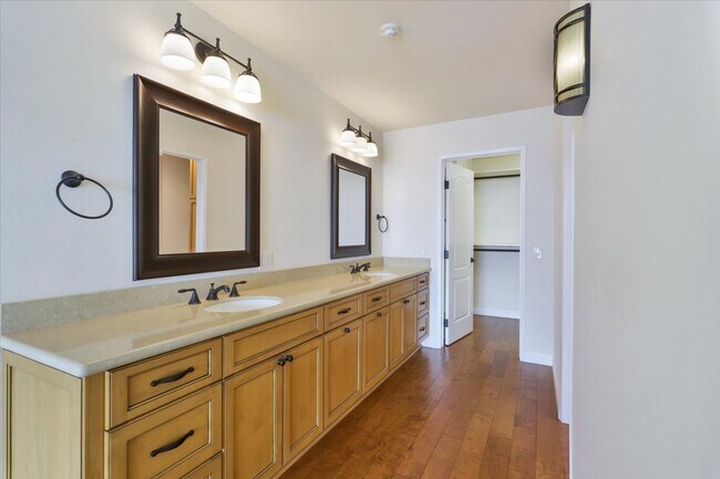 Building Photo - 575 Esplanade