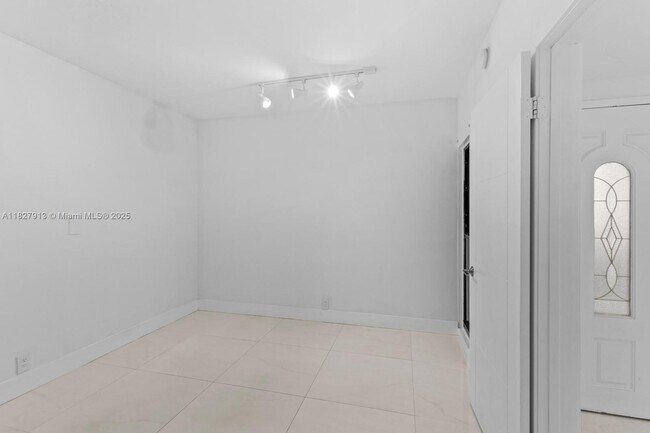 Building Photo - 181 Crandon Blvd