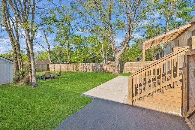 Building Photo - 902 Broadmoor Dr