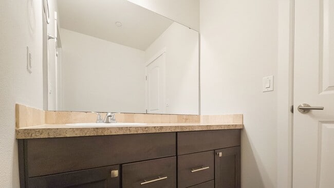 Building Photo - Beautiful, Light-Filled Home Bordering Protected Greenbelt