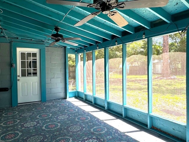 Building Photo - On Island, Close to Historic District & Be...