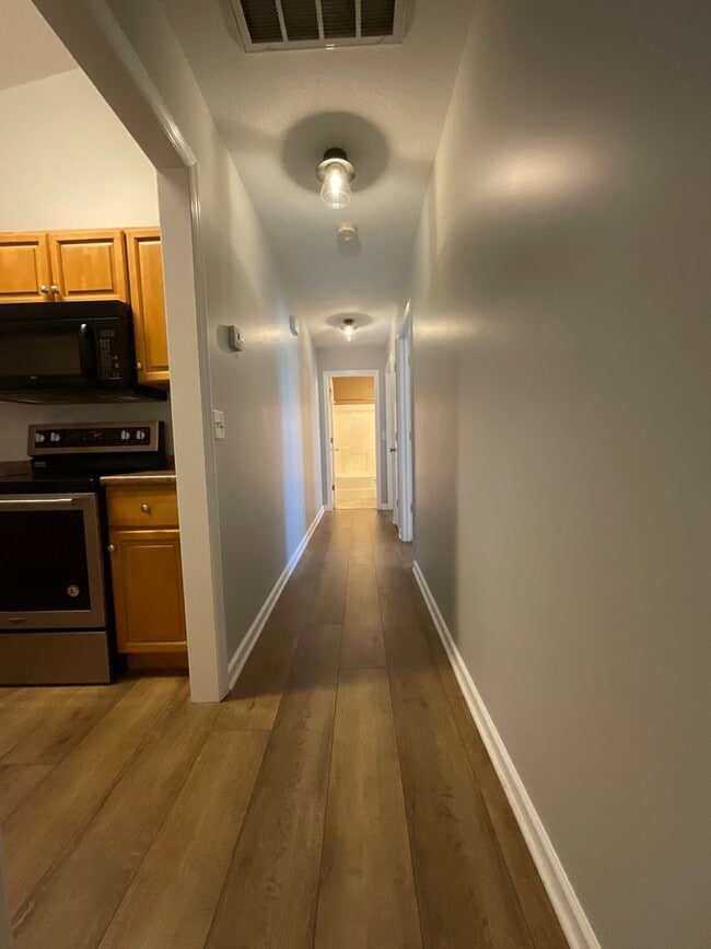 Building Photo - 3 bedroom/2 bath home
