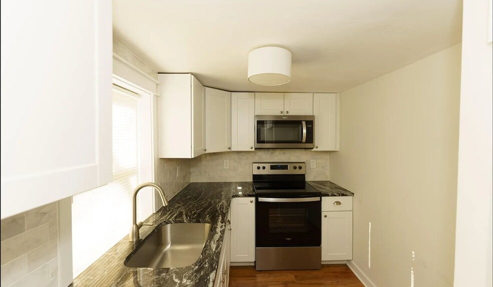 Building Photo - 121 Main St