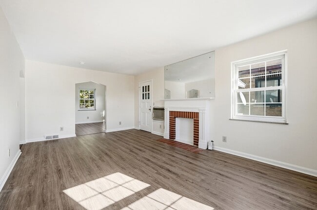 Building Photo - Charming Covedale Duplex