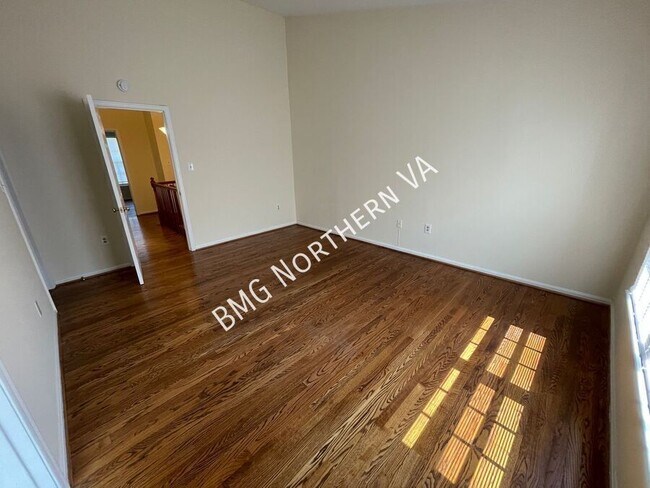 Building Photo - 2105 Kings Garden Way