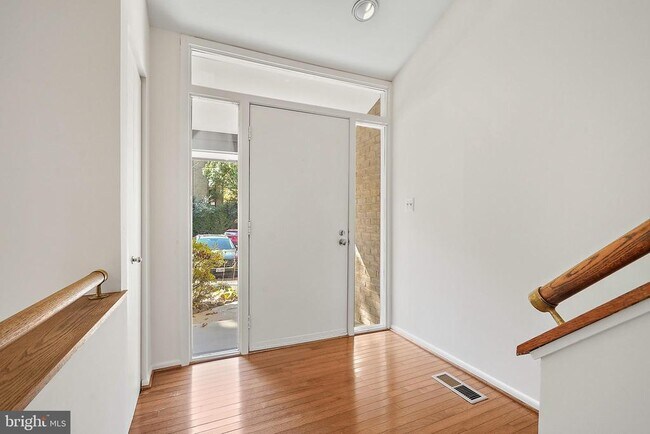 Building Photo - 2006 Lakebreeze Way