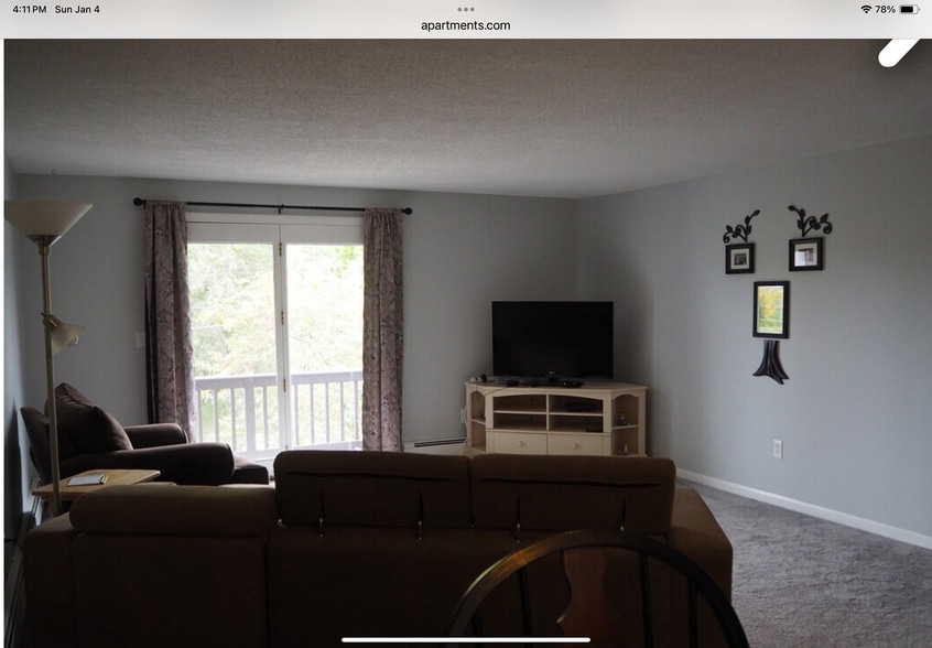 Family room - 283 Privilege St