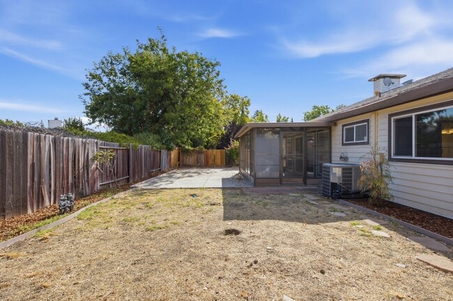Building Photo - 7113 Mountainside Dr