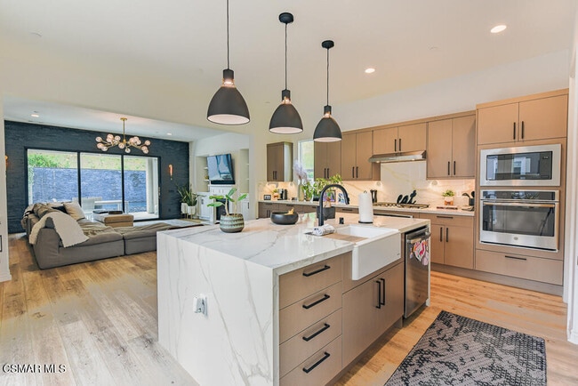 Building Photo - 6981 Shadow Wood Dr