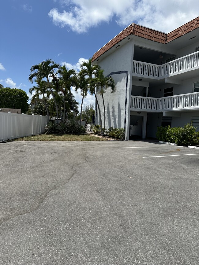 Building Photo - 1400 NE 57th St