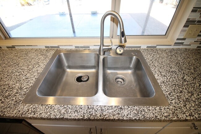 Building Photo - 8615 E Bellevue Pl