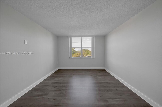 Building Photo - 13120 SW 92nd Ave