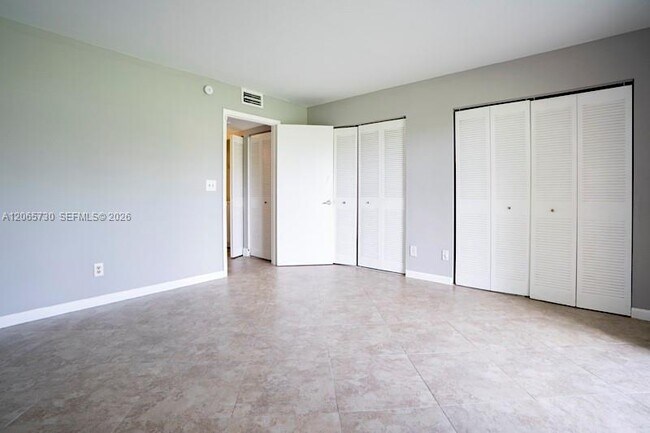 Building Photo - 1606 Meadows Cir W