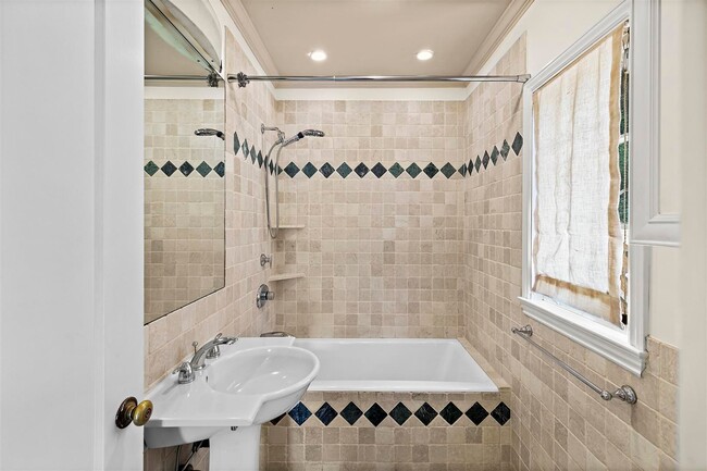 Building Photo - Large, Beautiful Upper Piedmont Home