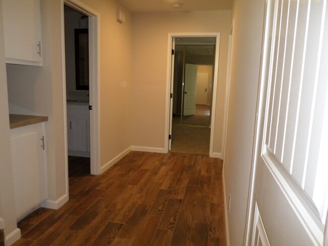 Building Photo - 806 Cardamom Ct