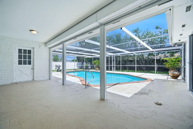 Building Photo - 321 E Chaminade Dr