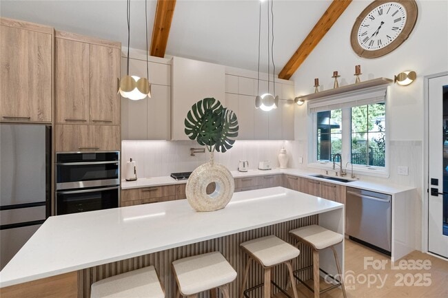 Building Photo - 705 S Torrence St