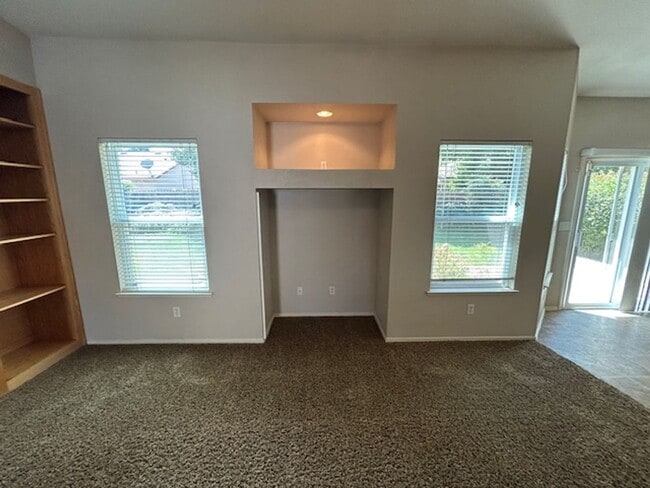 Building Photo - 3 Bedroom 2 bathroom home on NE Visalia cu...