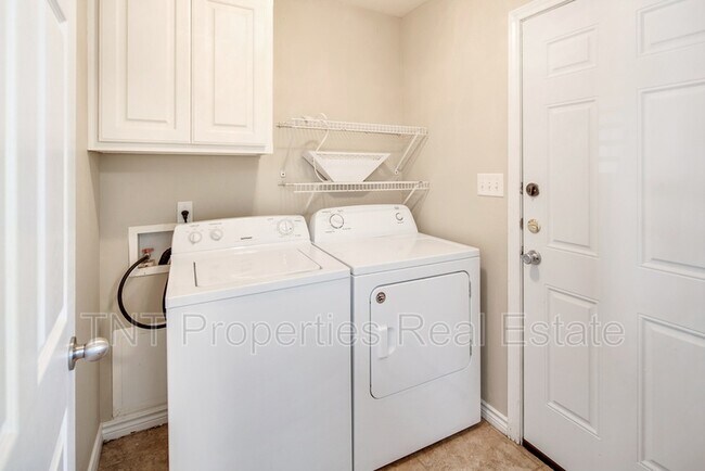 Building Photo - 9902 Risky's Ranch Dr