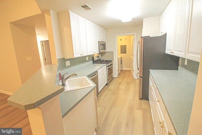 Building Photo - 10808 Warfield Pl