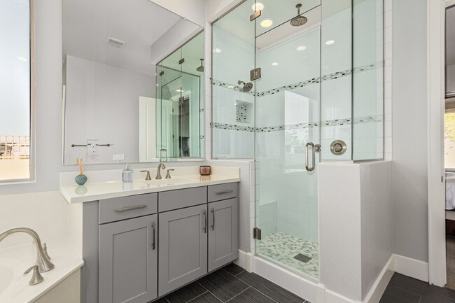 Building Photo - Your dream entertainer's home is here!