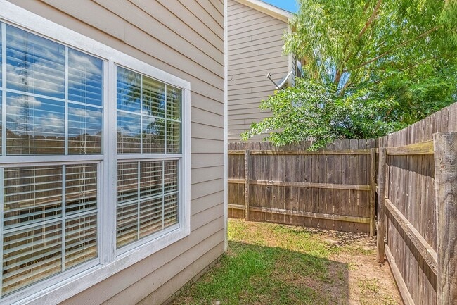 Building Photo - Available August 2026! 4 Bed, 3 Bath in Ho...