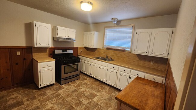 Building Photo - Charming 3-Bedroom Home in Highly Sought-A...