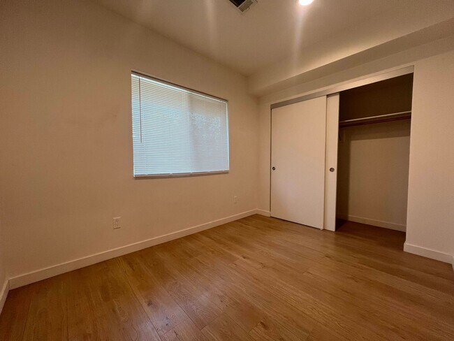 Building Photo - 8007-8009 HILL DR.