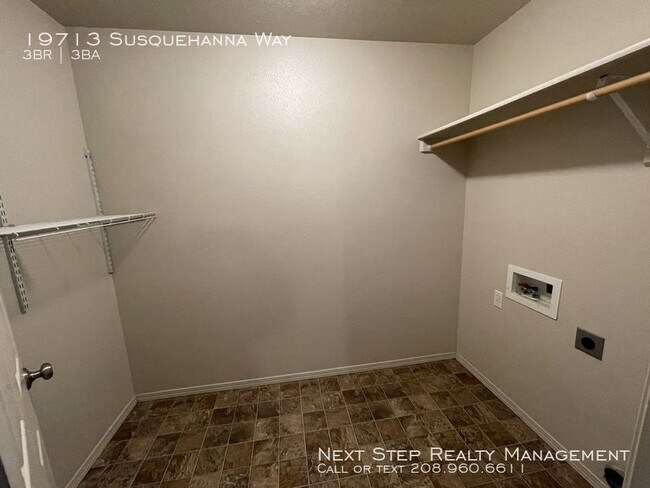 Building Photo - 3 Bed 2.5 Bath Home